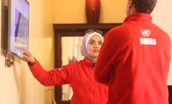 السيدة علياء أبو شاويش تشرح، على خريطة تفاعلية، مناطق حركة فرق الميدان عبر قطاع غزة.